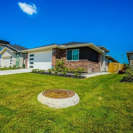 Stunning 3 Bedroom, 2 Bath Close To Everything!